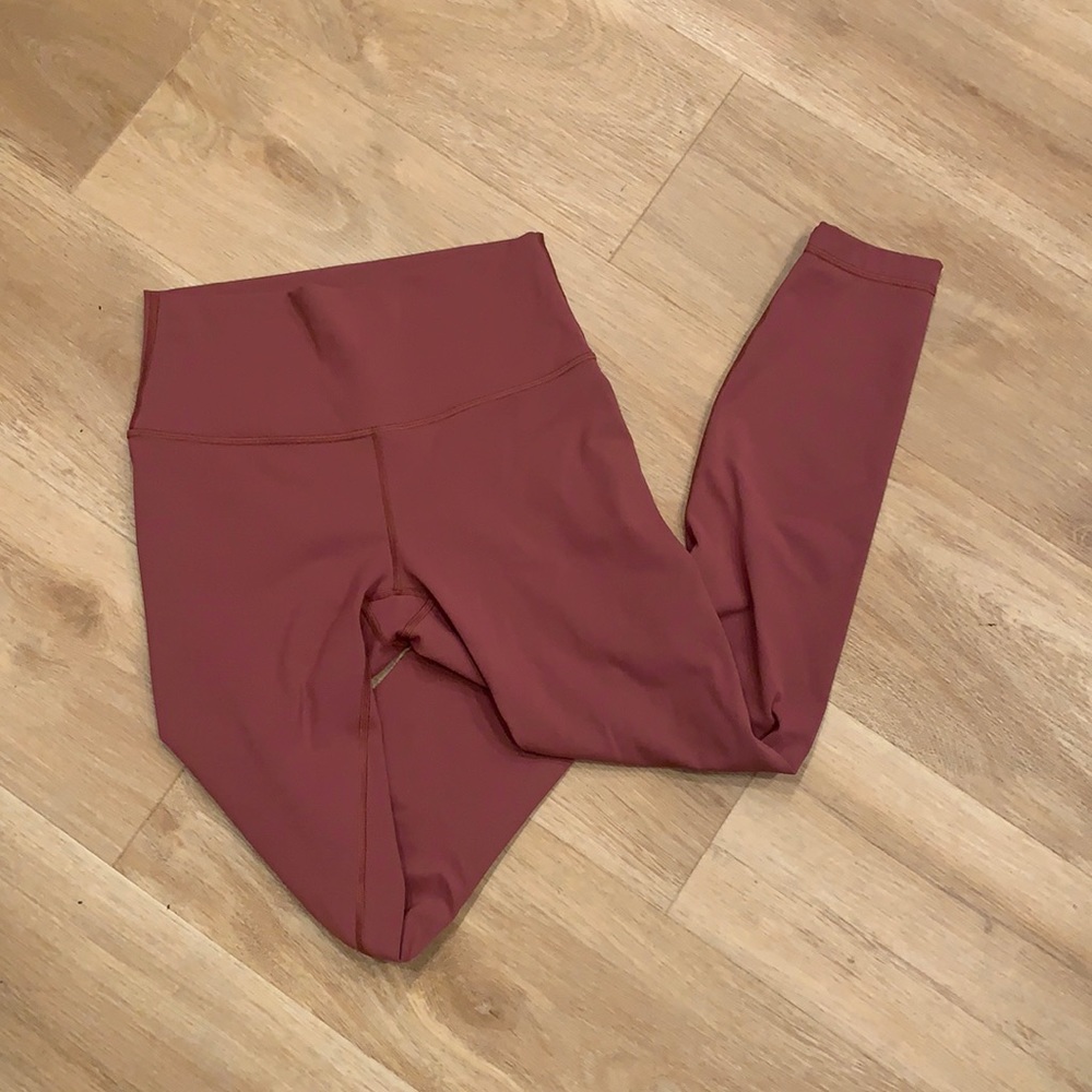 Lululemon wonder under leggings.  Worn gently few times, no piling/stains.